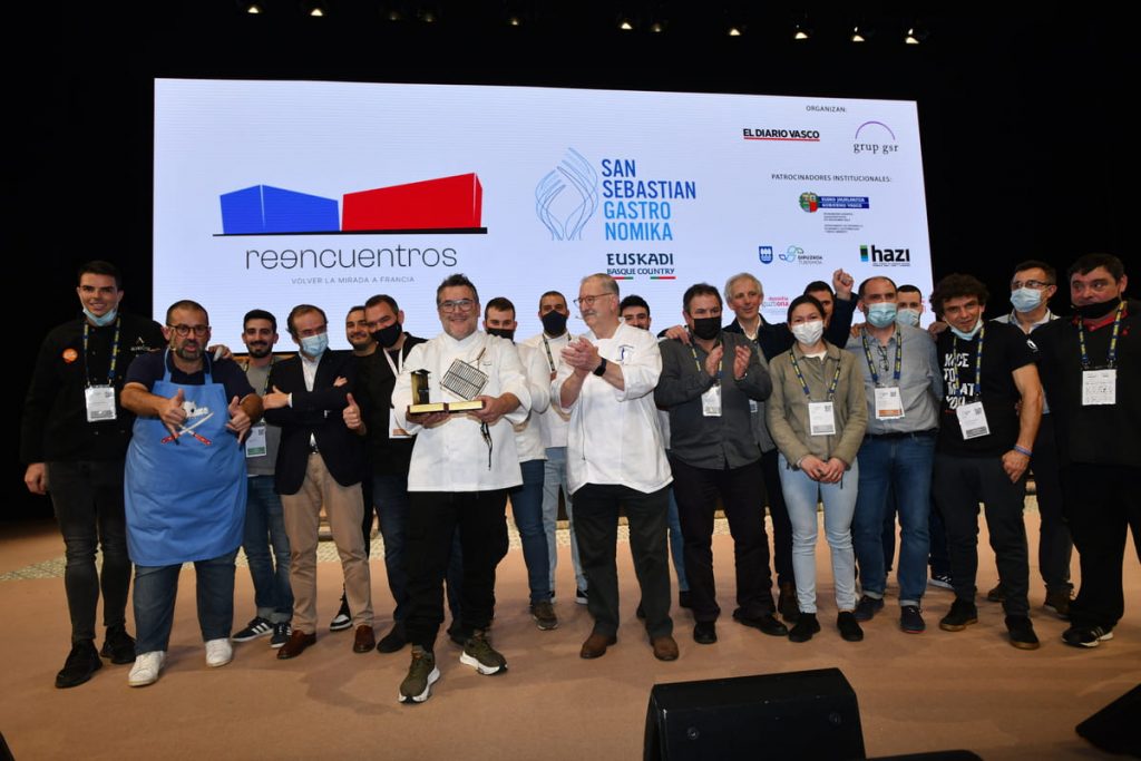 The winner, the he professional jury and some participants