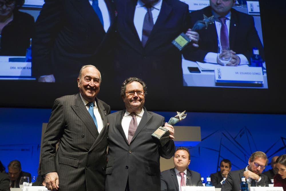 Pere Juli, recoge el premio ASTER de la mano de Antonio Pont, presidente de honor de Borges International Group (Foto: ESIC)﻿