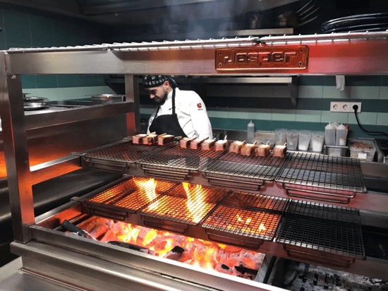 Carbón ardiendo en el mangal Josper MGJ-132 de las cocinas de de Umo, en Madrid