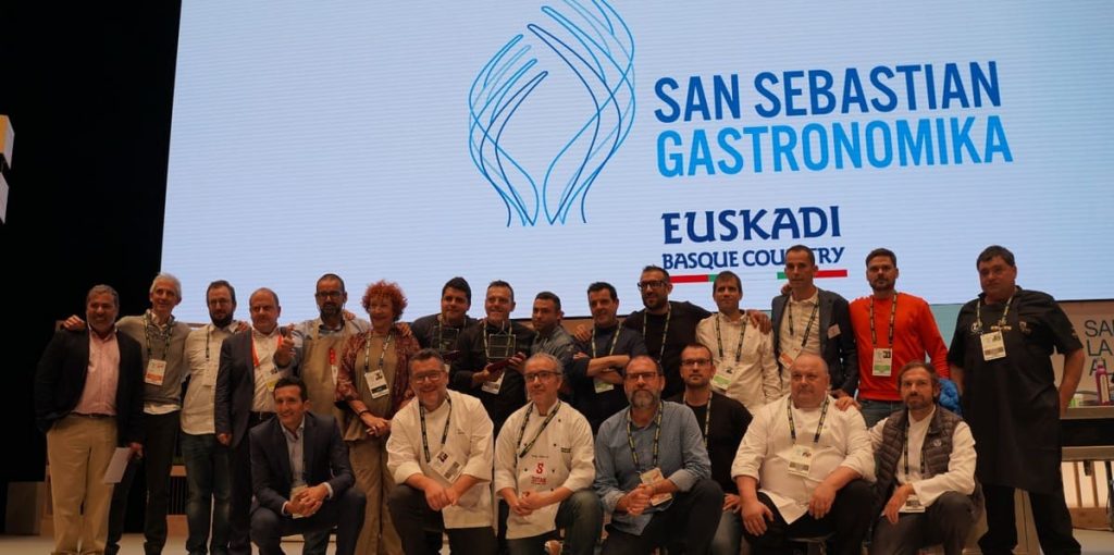 Participantes posan en la entrega de preios del X Concurso Nacional de Parrilla, Gastronomika 2019